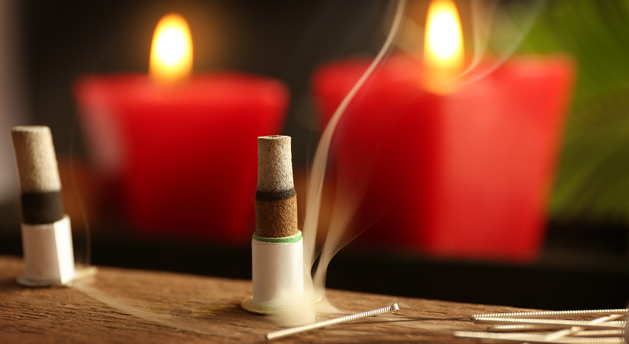 火のついたお灸と蝋燭